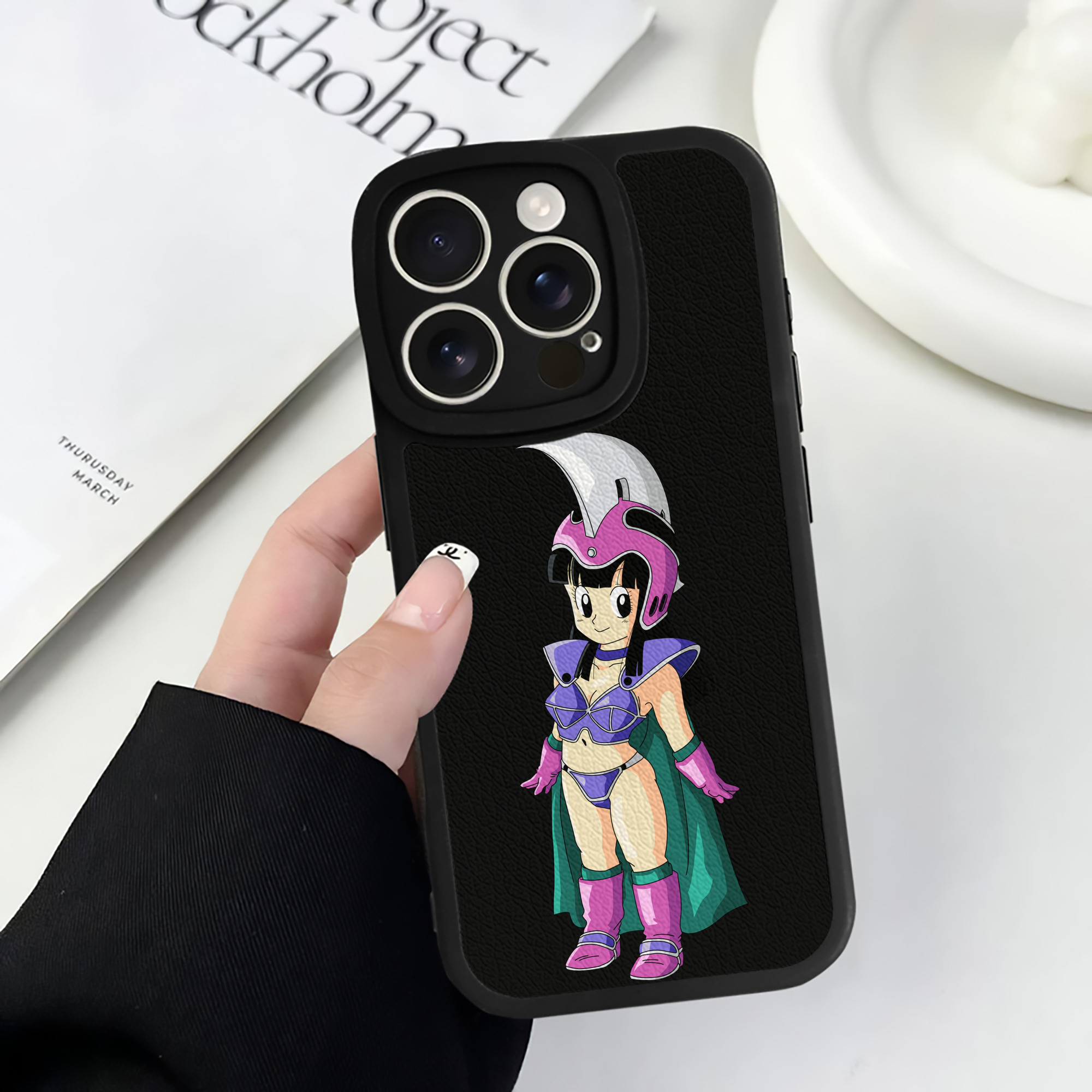 （画像用） ドラゴンボール チチ DRAGON BALL Chichi 【iPhone 16シリーズ対応】シリコンスマホケース（レザー調） 材質：シリコン